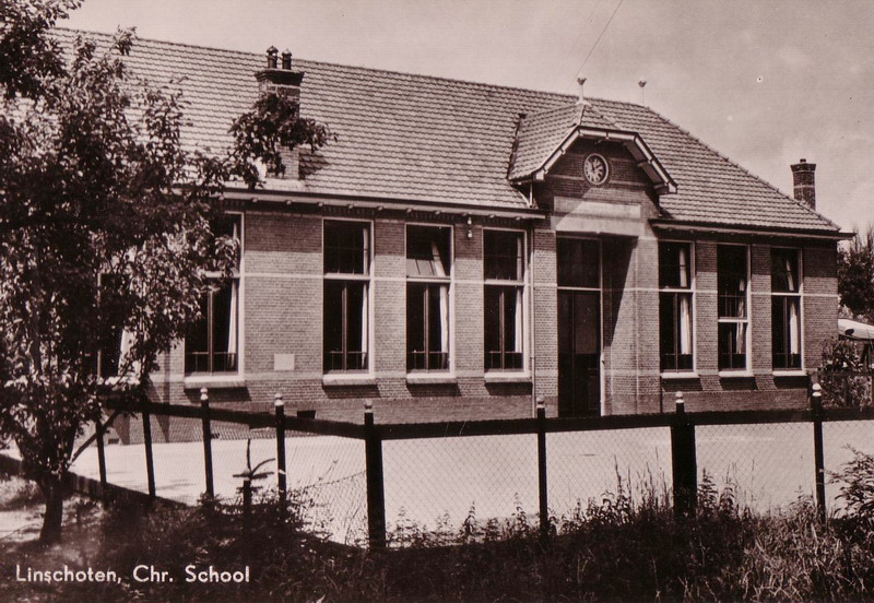 school met den bijbel aan de Liefhovendijk circa 1940