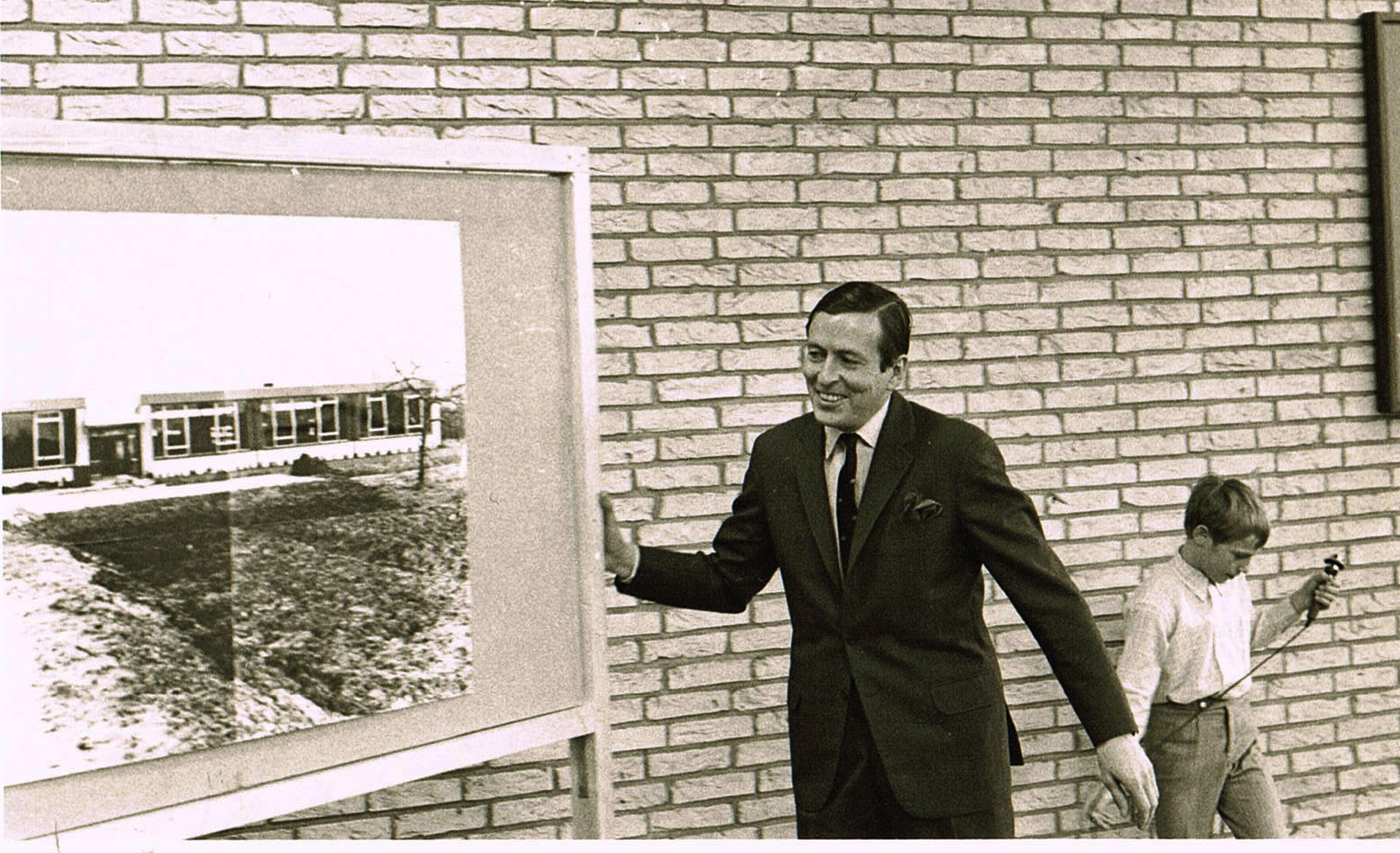 onthulling foto nieuwe school (met microfoon Hans Knijff)