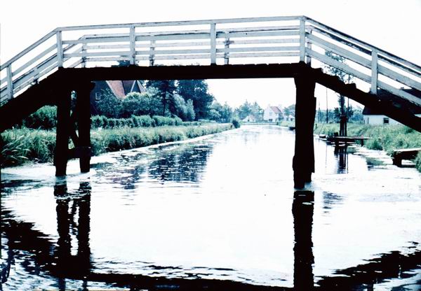 145_loopbrug_over_de_linschoten_bij_korenmolen_de_hoop_1958.jpg