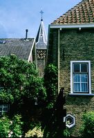 Doorkijk vanaf de Raadhuisstraat naar de toren van de Grote of St Janskerk